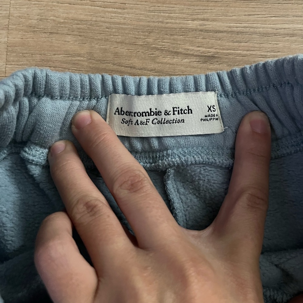ABERCROMBIE&FINCH shorts - Picture 3 of 3